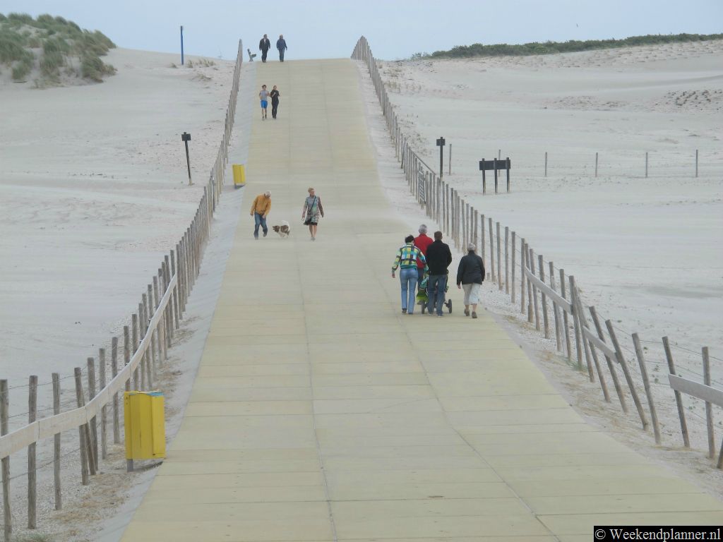Via deze strandopgang loop je van het strand naar de vakantieparken en bungalowparken die achter de duinen bij 's Gravenzande liggen.